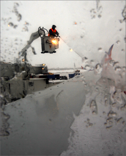 Travel photography - De-icing a plane at Chicago Midway Airport, Illinois